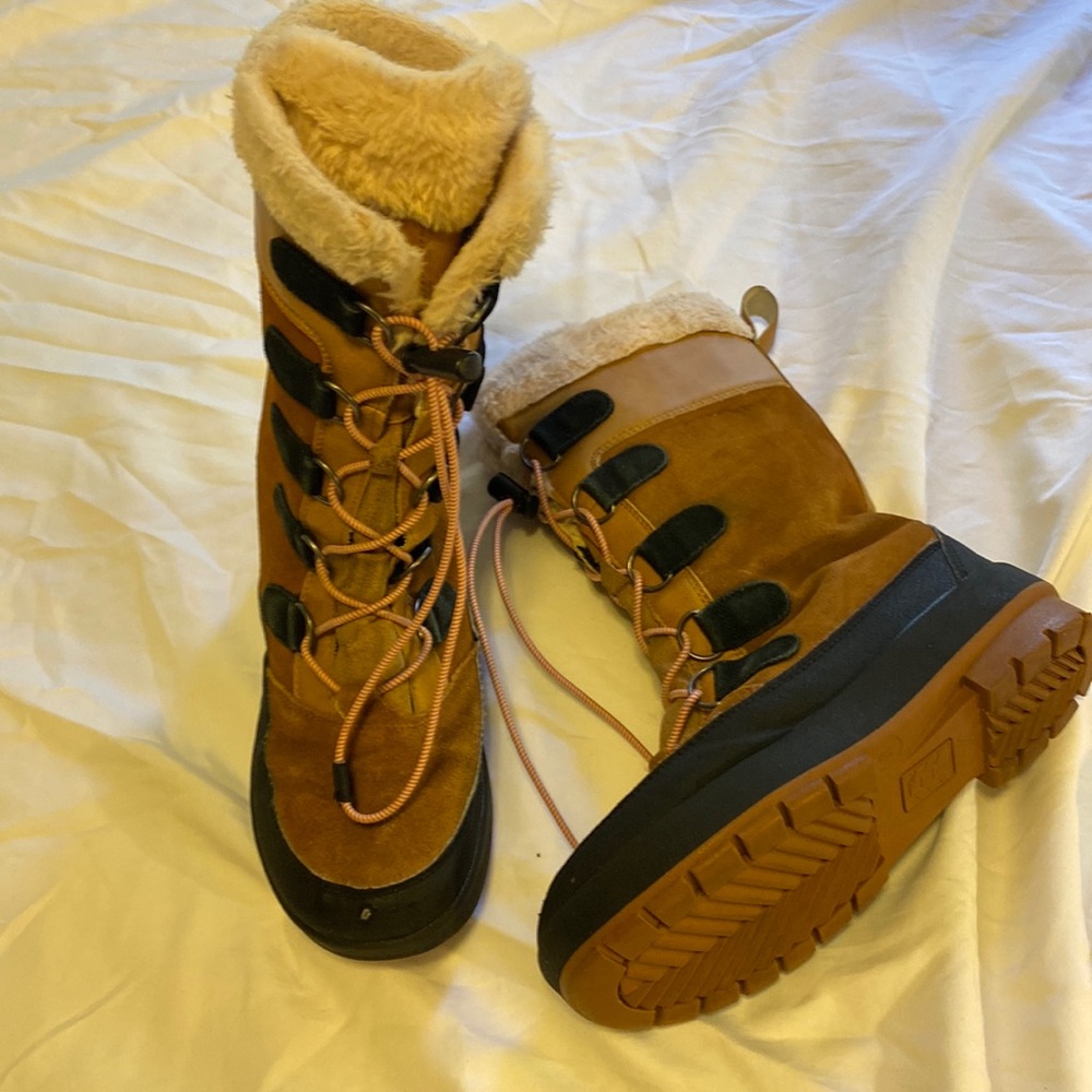 All in Motion girls winter boots size 4.